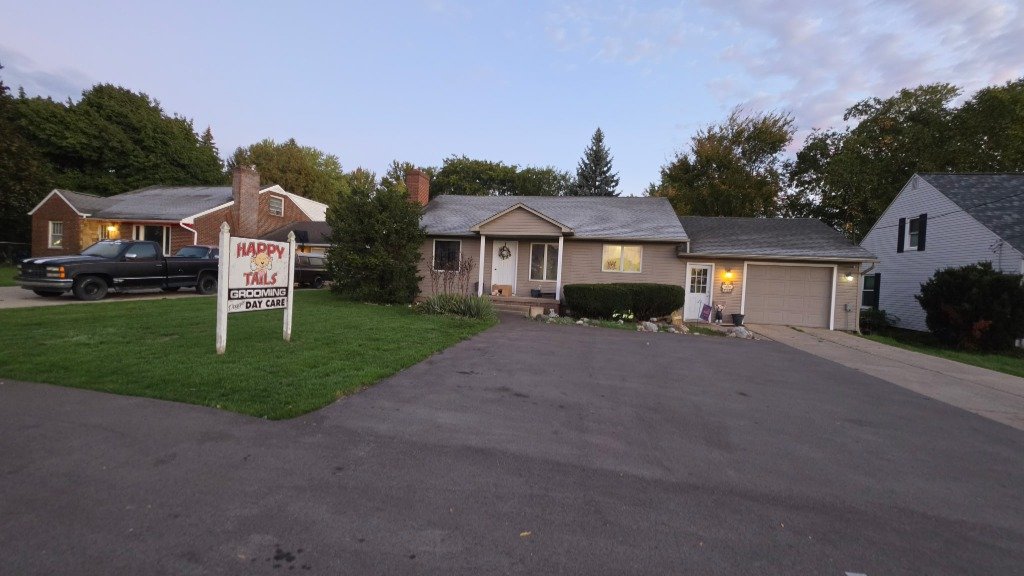 Happy Tails Dog Grooming & Daycare building and sign on Bristol Rd. in Flint, MI